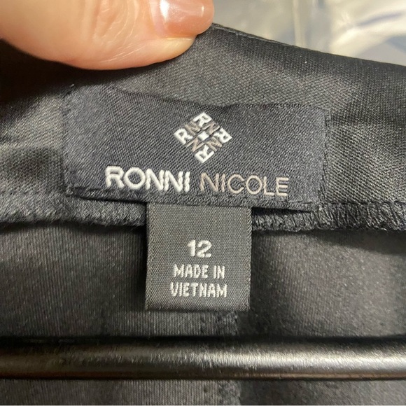 Ronni Nicole Cap-Sleeved Black Ivory Colorblock Sheath Dress Size 12 Chuch Work - Picture 11 of 11